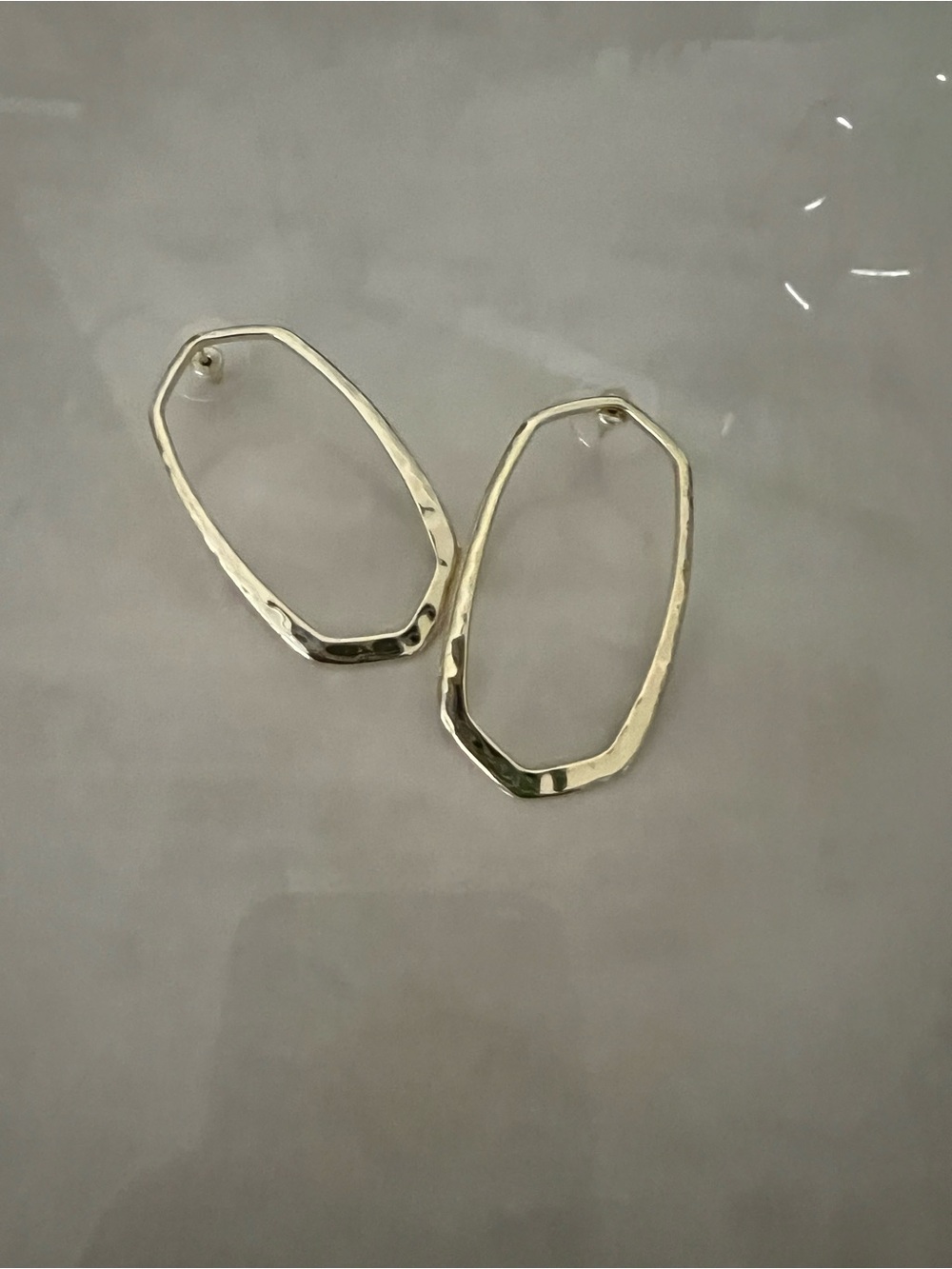 Kendra Scott Hammered Open Geometric Hoop Earrings in Shiny Gold